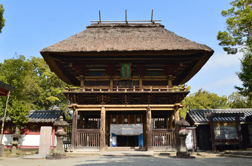 青井阿蘇神社の茅葺き楼門、2018年
