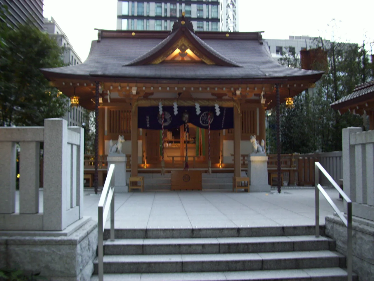 日本橋の福徳神社の社殿