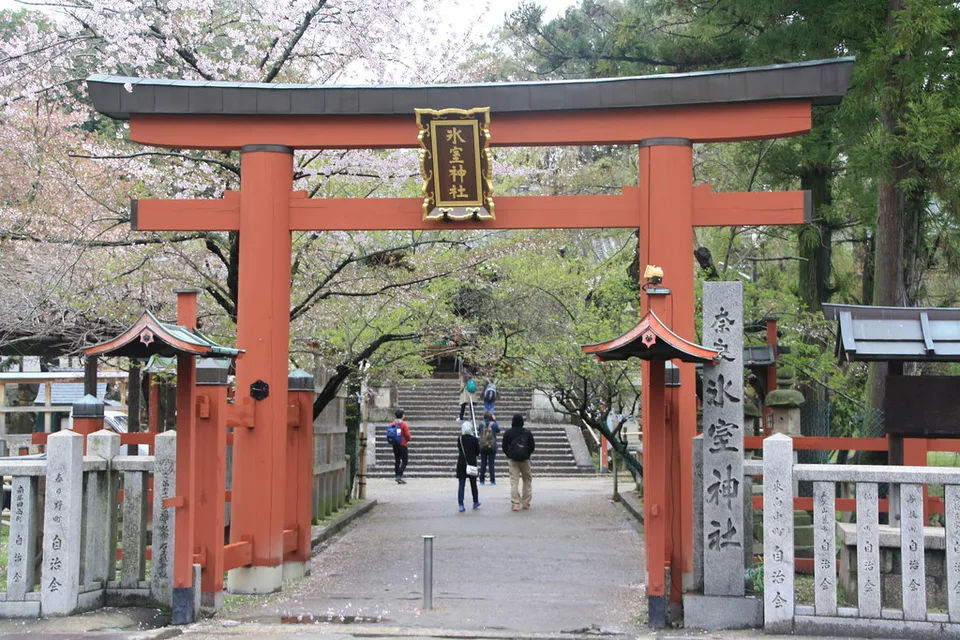 奈良・氷室神社の朱色の鳥居と参道の階段(2015年4月撮影)