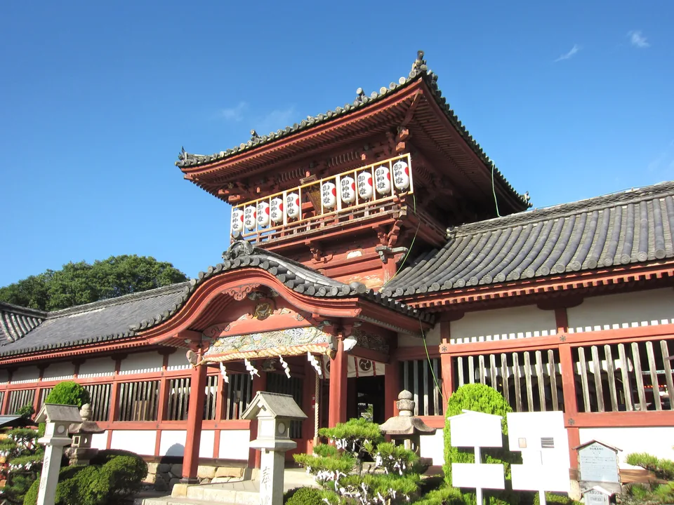 伊佐爾波神社の朱色の楼門