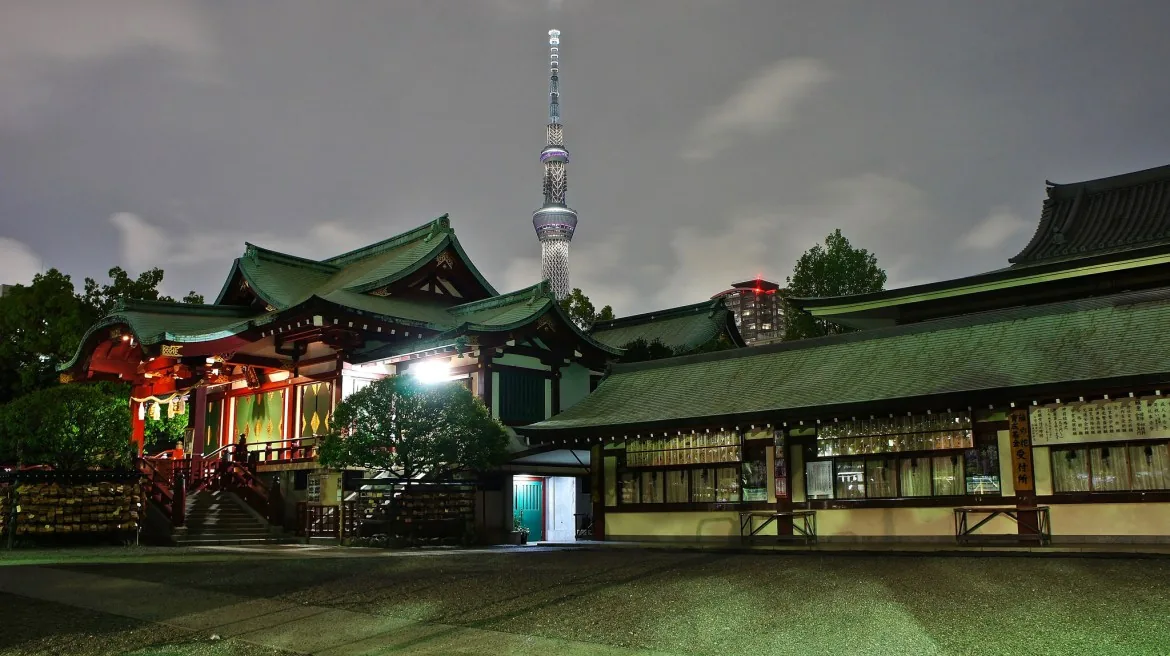 亀戸天神社の夜の社殿と背後の東京スカイツリー。ライトアップは期間限定