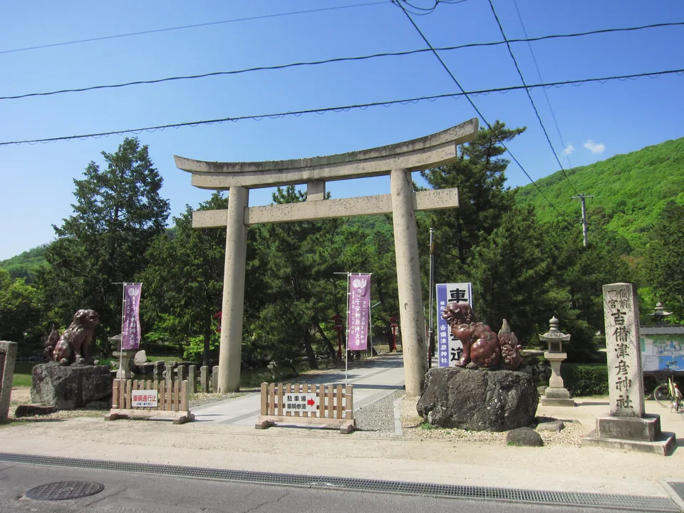 2013年撮影の吉備津彦神社の石鳥居