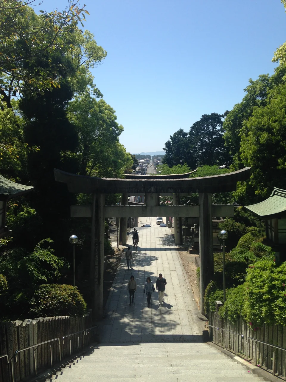 宮地嶽神社の階段上から海へ延びる参道を見渡す
