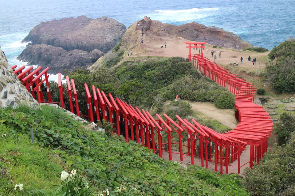 元乃隅神社の海沿いの鳥居、2019年。現在の通行状況とは異なります