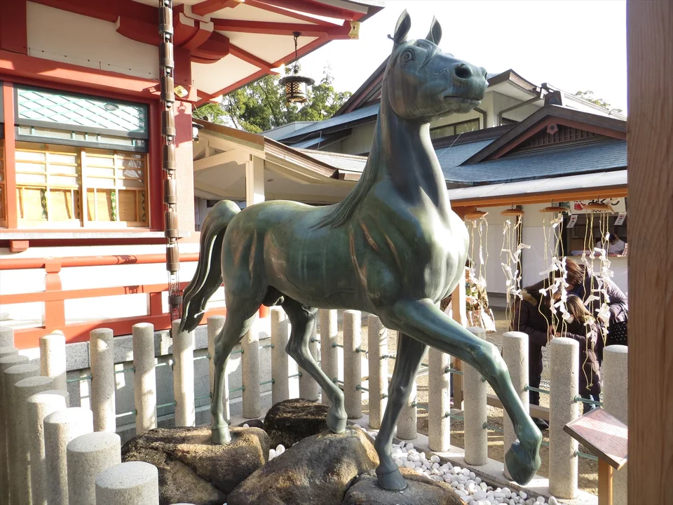 西宮神社の社殿付近にある神馬像