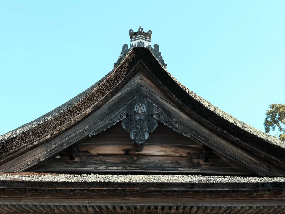 高島の白鬚神社の社殿の屋根と装飾