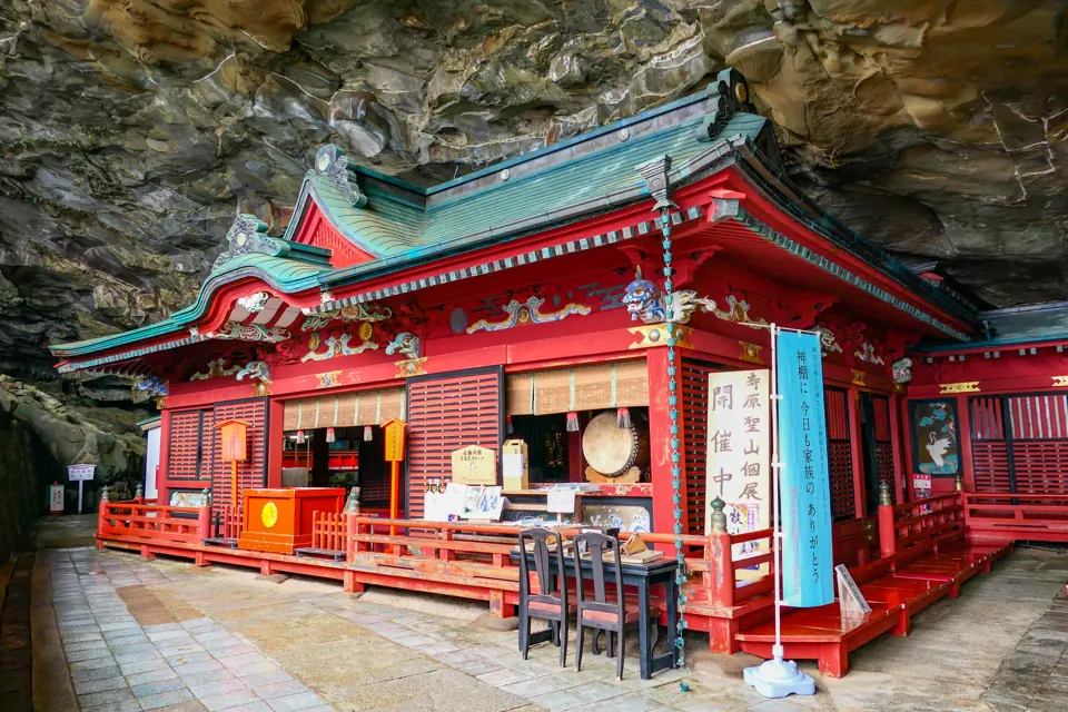 鵜戸神宮の洞窟内に建つ朱色の本殿